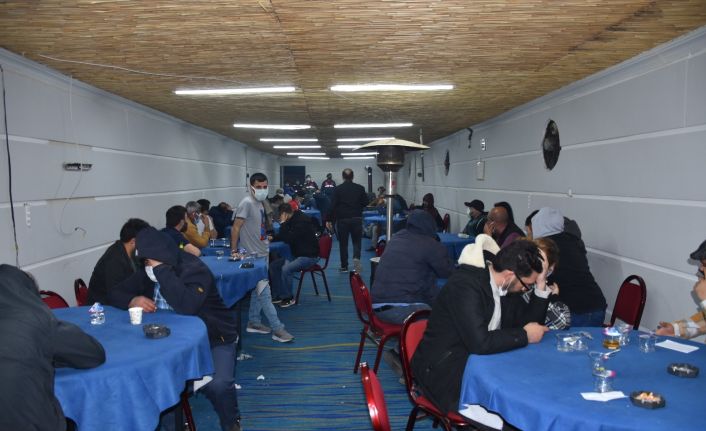 İzmir’de jandarmadan çiftlik evine kumar baskını: 62 kişiye binlerce lira ceza kesildi