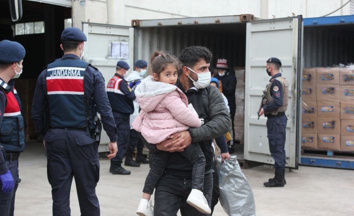 İzmir’de konteyner içinde yakalanan 91 düzensiz göçmen karakola götürüldü