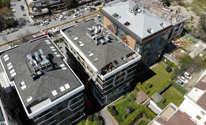 Kadıköy’de 5 katlı binanın teras katında çıkan yangında 3 kişi yaralandı