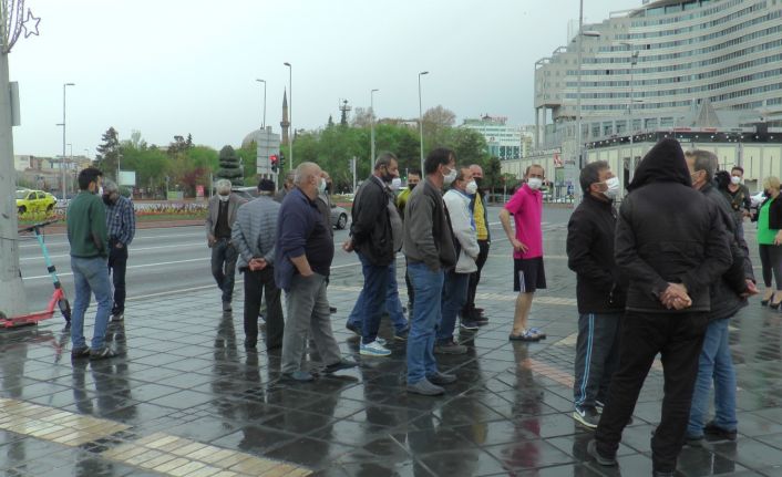 Kaldıkları otelde kapanma sonunda süreleri dolacak olan evsizler yardım istiyor