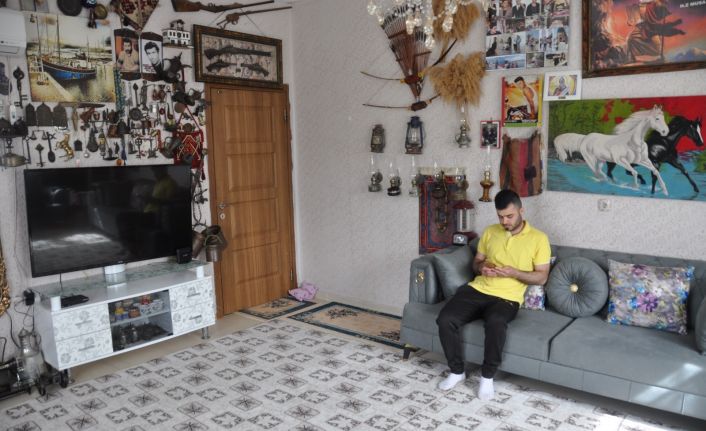 Kapıcı, topladığı hurda eşyaları satıp aldığı antika eşyalarla evini müzeye çevirdi