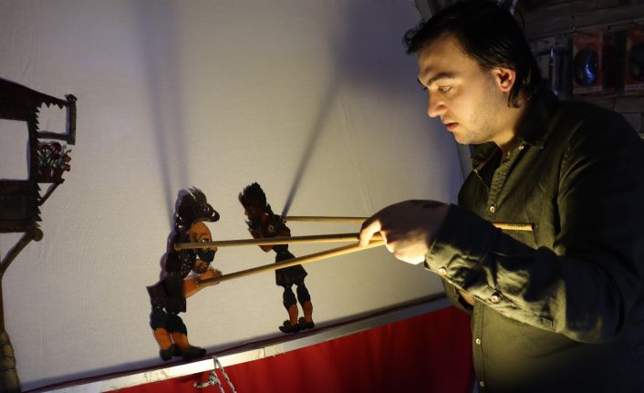 Karagöz ve Hacivat’ı Dünya’ya tanıtmak için 18 yıldır gölgeleri renklendiriyor