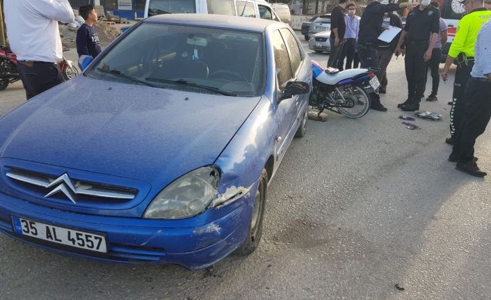 Karayolunda ters yöne giren motosiklet, otomobille kafa kafaya çarpıştı: 1 yaralı
