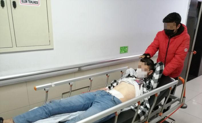 Karnından bıçaklandı, sedyede şarkı söyledi