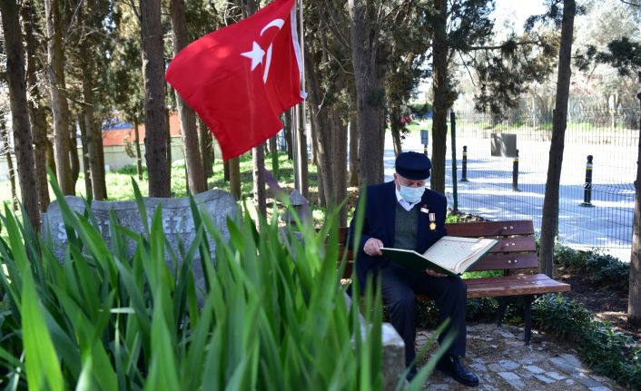 Kıbrıs Gazisi İsmail Amca, sık sık Tuzla’daki şehitlikleri ziyaret ederek dua ediyor