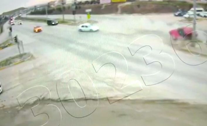 Kırıkkale’de iki otomobilin çarpıştığı kaza anı güvenlik kamerasında