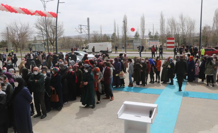 Kırmızı kategorideki Sivas’ta market indirimi Covid-19’u unutturdu, Valilik kararı ile market kapatıldı