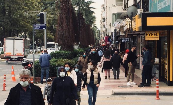 Kırmızıya dönen Aydın’da, sokaklardaki kalabalık dikkat çekiyor