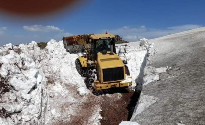 Kışın kardan kapanan mezra yolu açılıyor