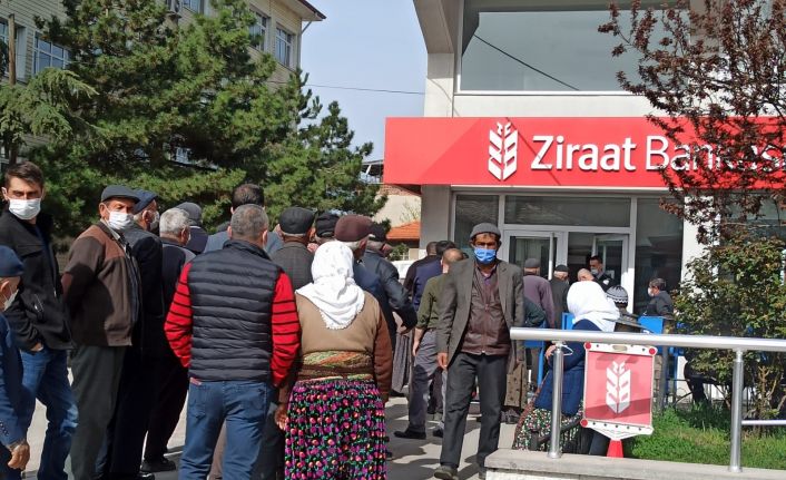 Kısıtlama öncesinde bankalarda önünde uzun kuyruklar oluştu