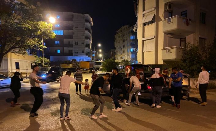 Kısıtlama saatinde 23 Nisan eğlencesi yapan gençler polisi görünce kaçtı