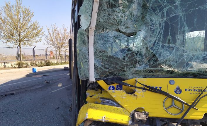 Kontrolden çıkan İETT otobüsü emniyet şeridindeki servis minibüsüne çarptı: 1 yaralı