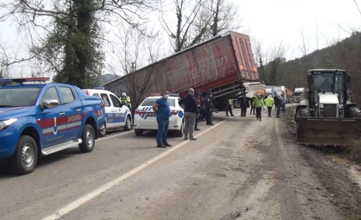Kontrolden çıkan tır ulaşımı aksattı