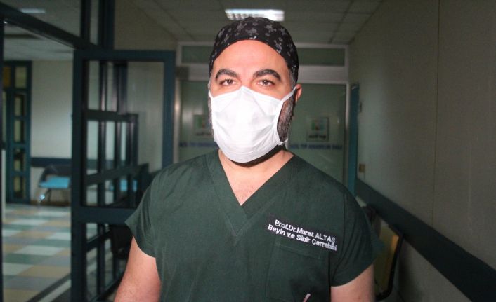 Korona virüs geçiren iki doktordan biri çürümüş soğan, diğeri yanık lastik kokusu aldı