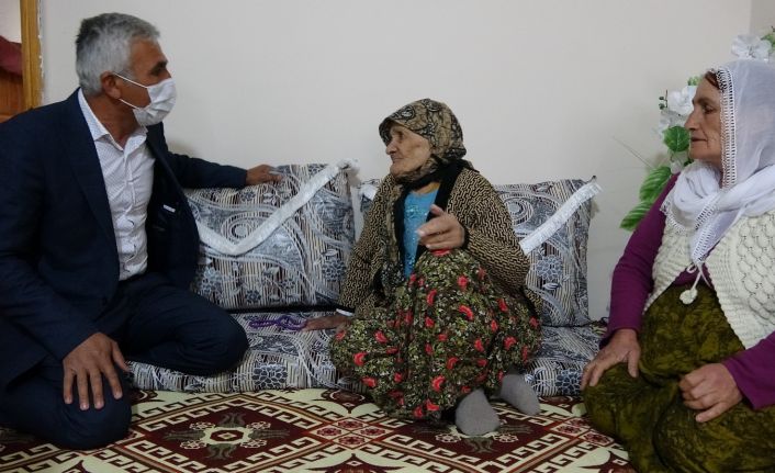 Köy muhtarı ev ev gezerek vatandaşları aşı olmaları için uyarıyor