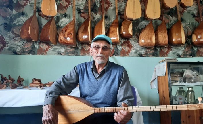 Köylerinde bir hafta kalan Aşık Veysel’den etkilendi, 60 yıldır saz yapıp saz çalıyor