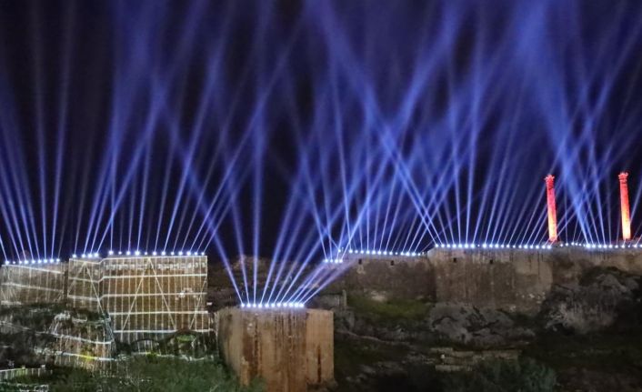 Kurtuluşun yıl dönümünde ışık ve havai fişek gösterisi Şanlıurfa semalarını süsledi