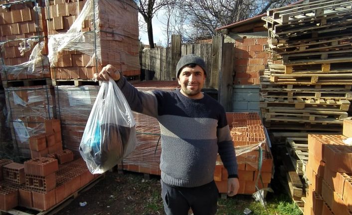 Maaşını koyduğu poşeti acıkan köpeklere kaptırdı