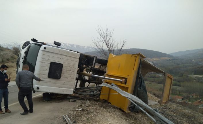 Malatya’da hafriyat kamyonu devrildi: 1 yaralı