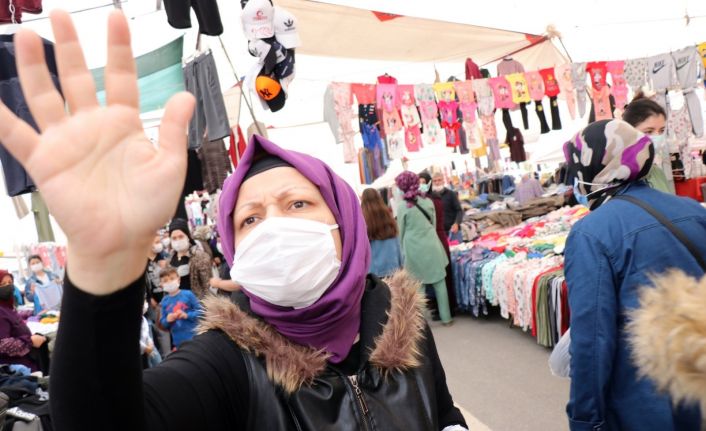 Maskesi çene altında pazarda gezdi, gazetecilere hakaret yağdırdı