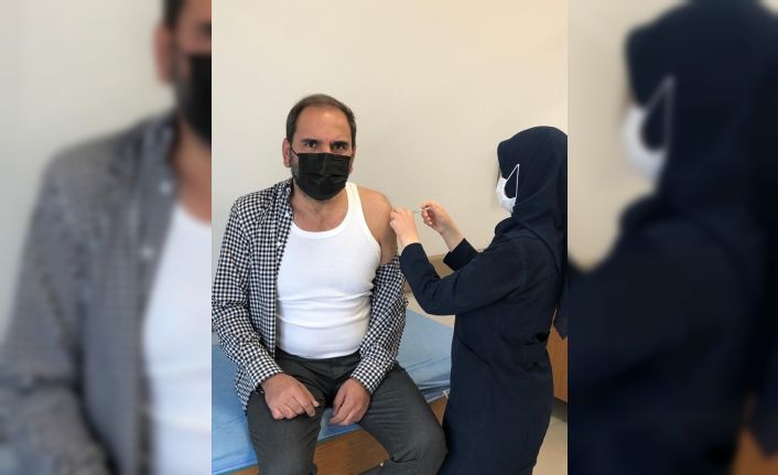 Mecnun Otyakmaz, korona virüs aşısı oldu