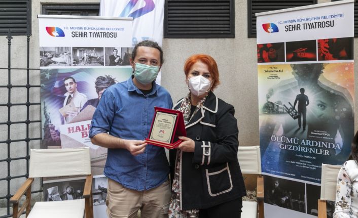 Mersin’de tiyatro gruplarına plaket