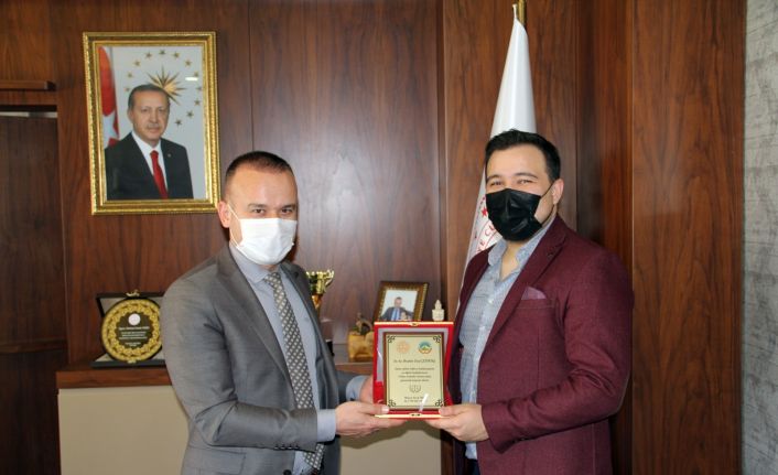Milli Eğitim Müdürü Tekin, Çetintaş’a plaket takdim etti