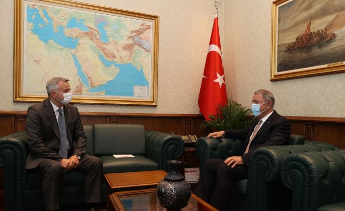 Milli Savunma Bakanı Hulusi Akar, Moldova Büyükelçisi Dmitri Croitor’u kabul etti.