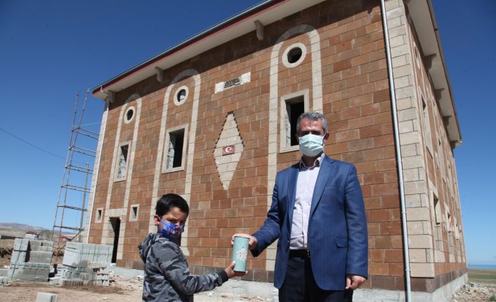 Minik Yunus Emre, kumbarasında biriktirdiği parayı şehidin vasiyet ettiği cami inşaatına bağışladı