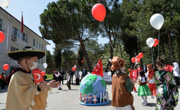Miniklerin farklı ülkelerin kıyafetlerini giyerek yaptıkları gösteri mest etti