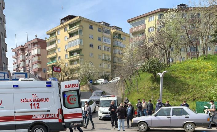 Motosiklet sürücüsü kaldırıma çarparak yaralandı