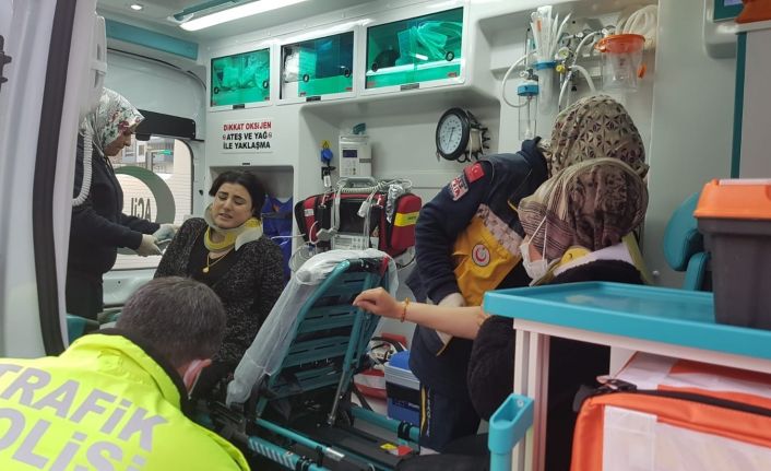 Motosiklet yayalara çarptı: 4 yaralı