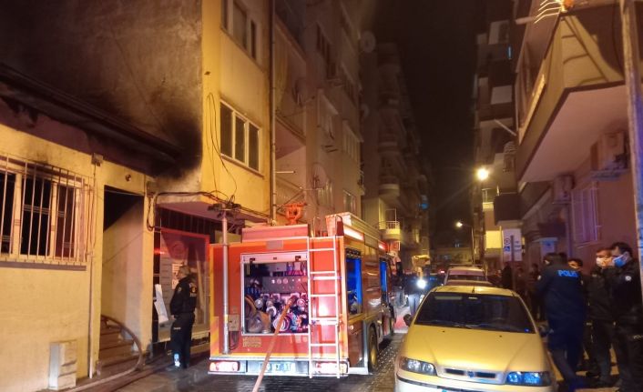 Müstakil evde korkutan yangın: Alevlerin ortasında kalan yaşlı kadın hastaneye kaldırıldı