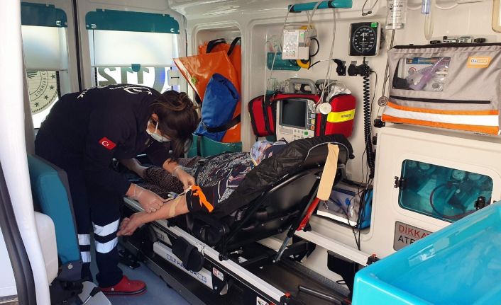 Nazilli’de motosiklet yayaya çarptı; 2 yaralı