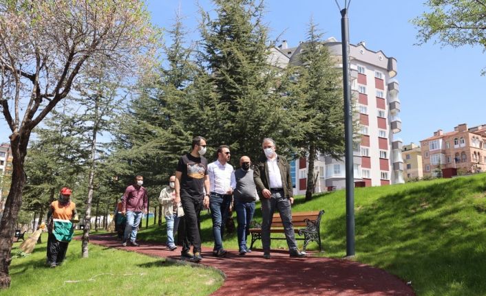 Nevşehir Belediyesi yeni park ve çocuklar için suni çim saha yapıyor