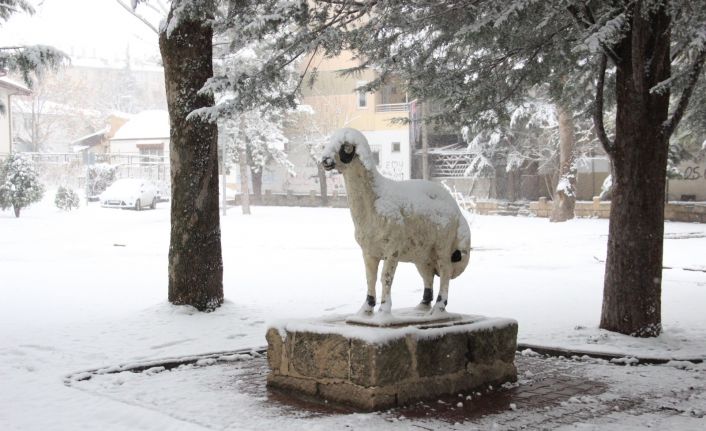 Nisan ayında Karaman’a yağan kar, ulaşımı ve hayatı olumsuz etkiliyor