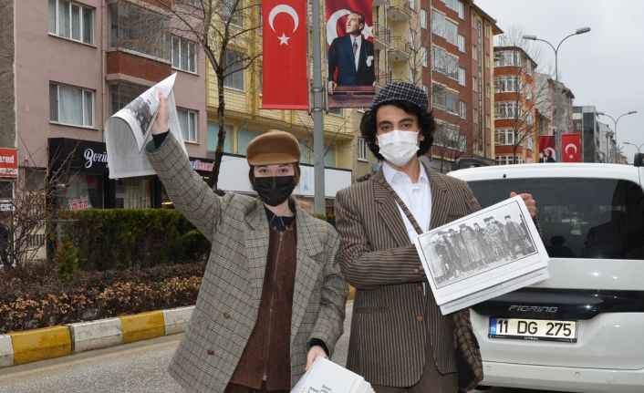 O yıllara özgü giyinip "Yazıyor, yazıyor, 100 yıllık destan yazıyor" diye bağırarak gazete dağıttılar