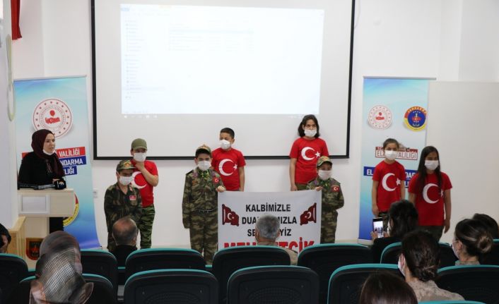 Öğrenciler, jandarmayı ziyaret edip şehitler anısına program yaptı