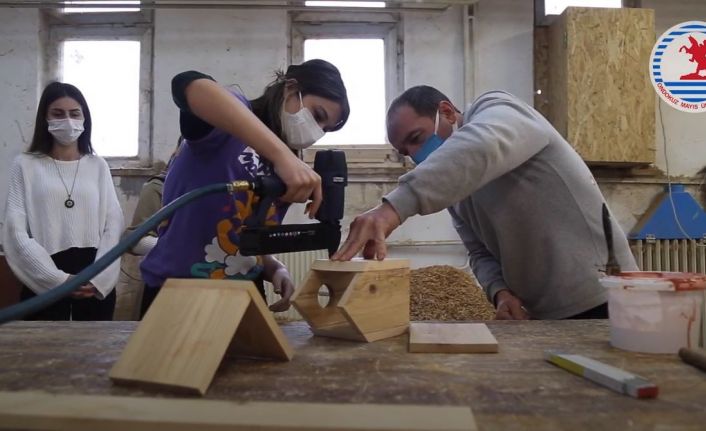 Öğrencilerden kuşlara yuva