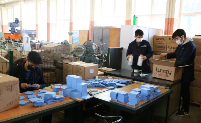 Okul, pandemi sürecinde fabrika gibi çalışıyor