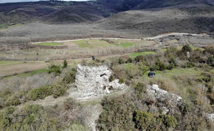Ormanların içinde 2 bin yıldır ayakta kalan kale ziyaretçilerini bekliyor
