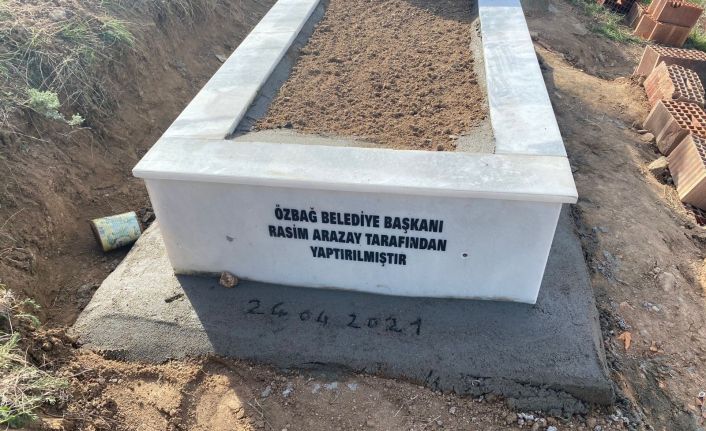 Özbağ Belde Belediye Başkanı Arazay, merhum mahalli sanatçı Ekrem Gündoğdu’nun mezarını yaptırdı