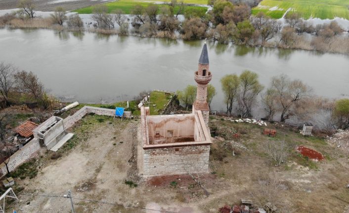 (Özel) 613 yıllık caminin minaresi böyle yıkıldı...Yeni caminin duvarı var çatısı yok