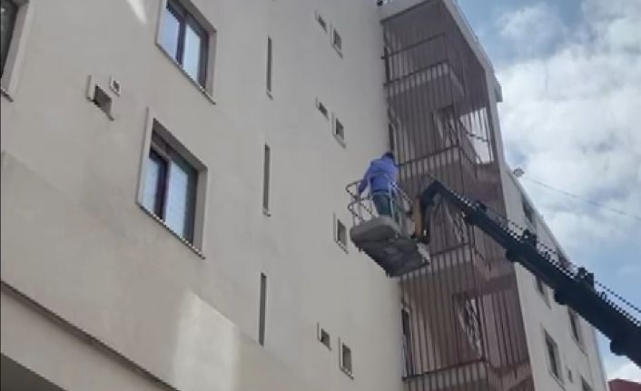 (Özel) Ataşehir’de korona virüs tedavisi gören babaya oğlundan ‘vinç’ sürprizi