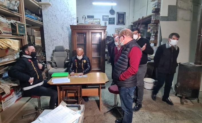 (Özel) Ataşehir’de kumar oynayarak kısıtlamayı delen kişilerden pes dedirten savunma; Dost meclisiyiz, iftar açıyorduk