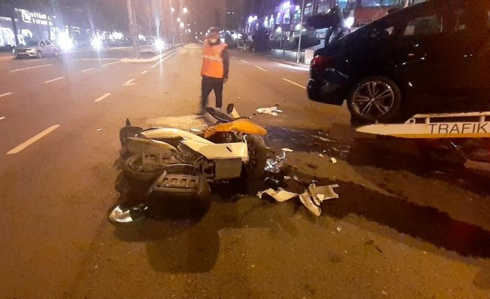 (Özel) Ataşehir’de lüks araba ile kaza yaptılar, arabayı bırakıp taksi ile kaçtılar