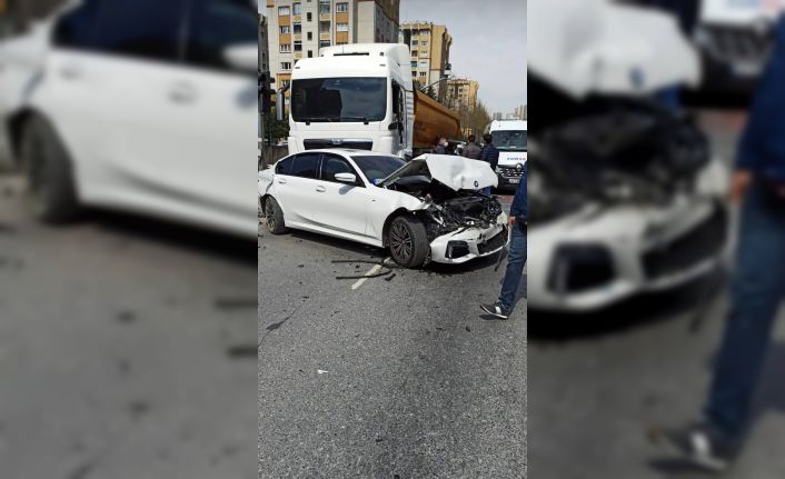 (Özel) Freni tutmayan hafriyat kamyonu zincirleme kazaya neden oldu: 2 yaralı