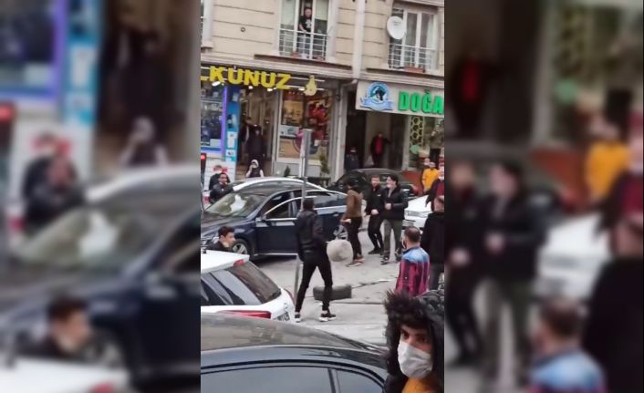 (Özel) Husumetli gruplar ortalığı savaş alanına çevirdi: Sopalar, parke taşları havada uçuştu