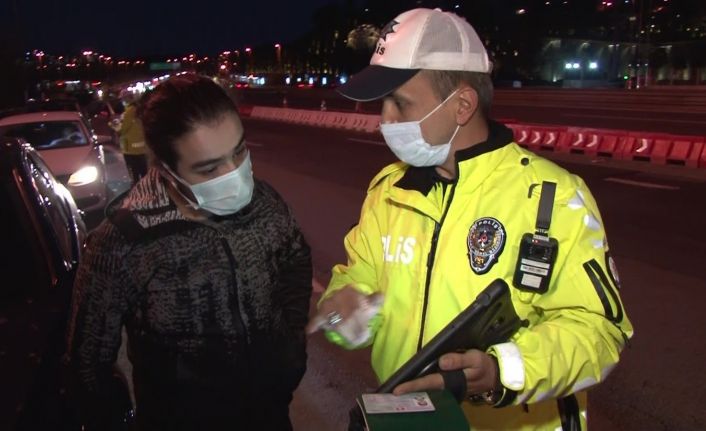 (Özel) İstanbul’da kuralları ihlal eden turiste cezai işlem uygulayan polisin İngilizcesi tercümanlara taş çıkarttı