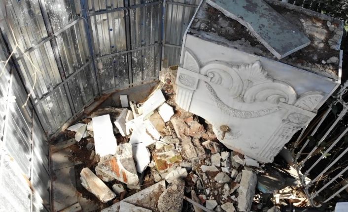 (Özel) Kadıköy’de bir gecede yok olan tarihi çeşme, aylardır restore edilmeyi bekliyor